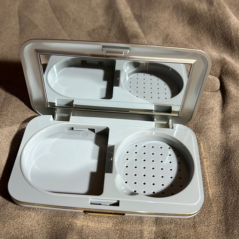 Mary Kay Signature Compact for power and crème to powder foundation